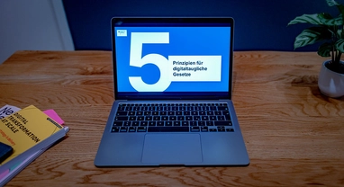 Symbolbild: Ein Laptop zeigt die fünf Prinzipien des Digitalchecks